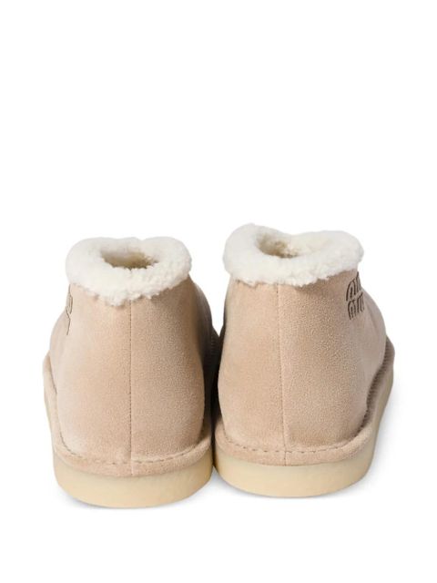 Miu Miu embroidered-logo shearling boots - Neutrals - zdjęcie produktu nr 2