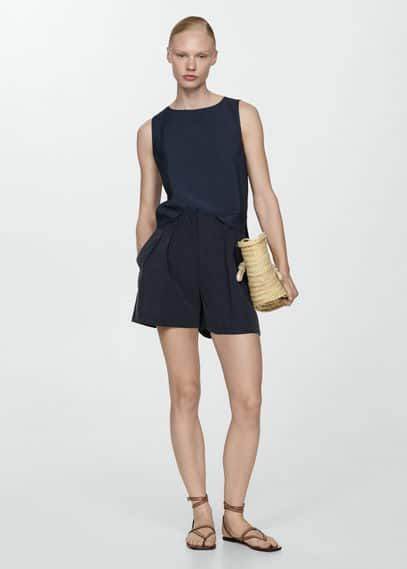 Szorty ze średnim stanem i zaszewkami