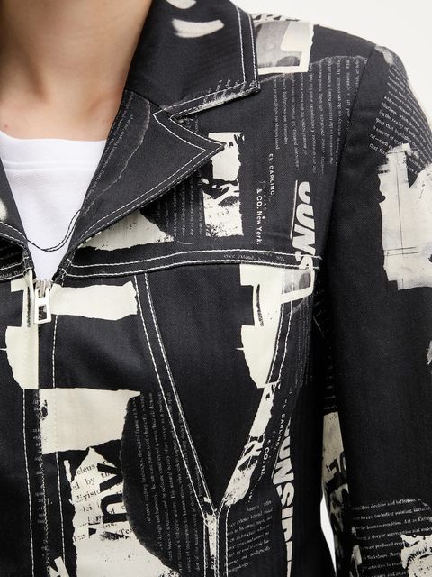 Desigual marynarka NEWSPAPER BLAC kolor czarny jednorzędowa wzorzysta 25WWEW20