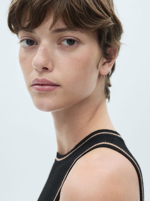 Top z dzianiny z kontrastowym wykończeniem