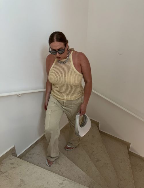 Spodnie cargo i dzianinowy top