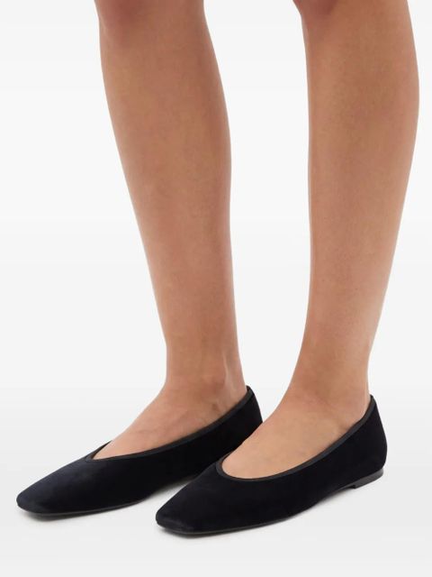 TOTEME Minimalist velvet ballerina shoes - Black