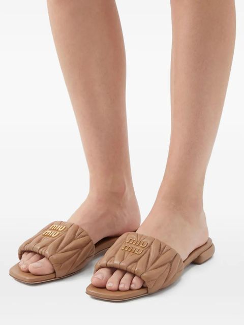 Miu Miu 10mm logo-lettering matelassé slides - Brown