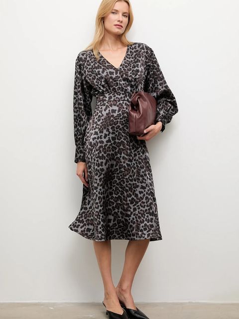 Answear.LAB sukienka kolor szary midi prosta - zdjęcie produktu nr 1