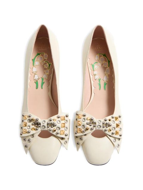 Valentino Garavani Bowow pumps in kidskin with studs 45mm - Neutrals