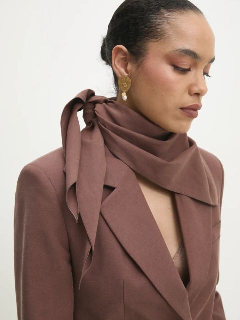 Answear.LAB marynarka taliowana z chustą kolor brązowy jednorzędowa gładka