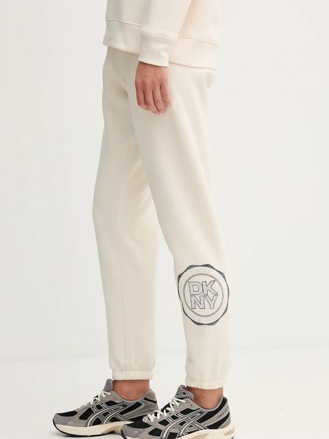 Dkny spodnie dresowe damskie kolor beżowy z aplikacją DP5P3667