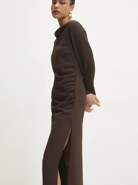 Answear.LAB sukienka kolor brązowy midi dopasowana