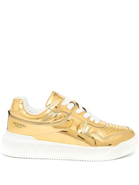 Valentino Garavani One Stud mirror-finish sneakers - Gold - zdjęcie produktu nr 1