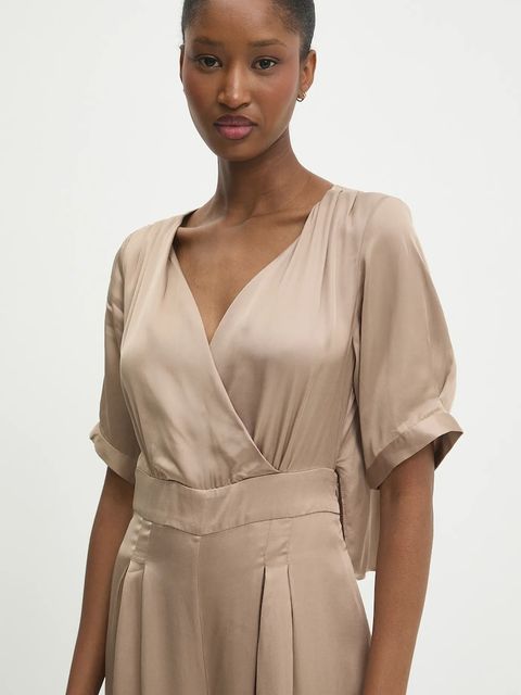 Answear.LAB kombinezon kolor złoty z dekoltem w szpic