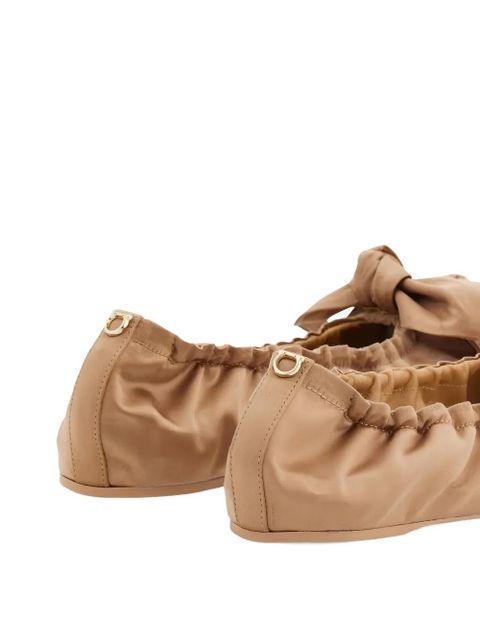 Ferragamo bow gathered ballet flats - Neutrals