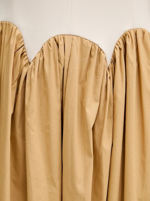 Never Fully Dressed sukienka kolor beżowy maxi rozkloszowana NFDDR2182