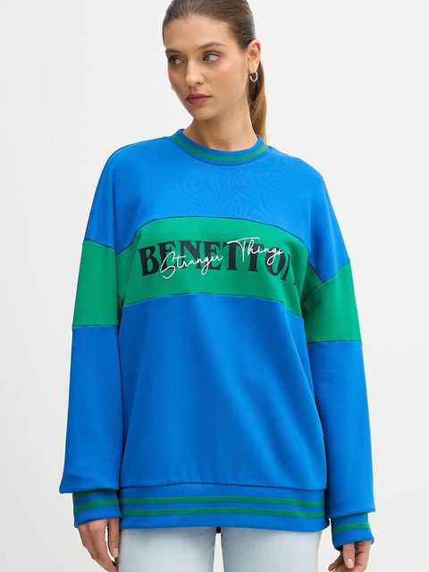 United Colors of Benetton bluza bawełniana x Stranger Things kolor niebieski z nadrukiem 342ZU10BA - zdjęcie produktu nr 1