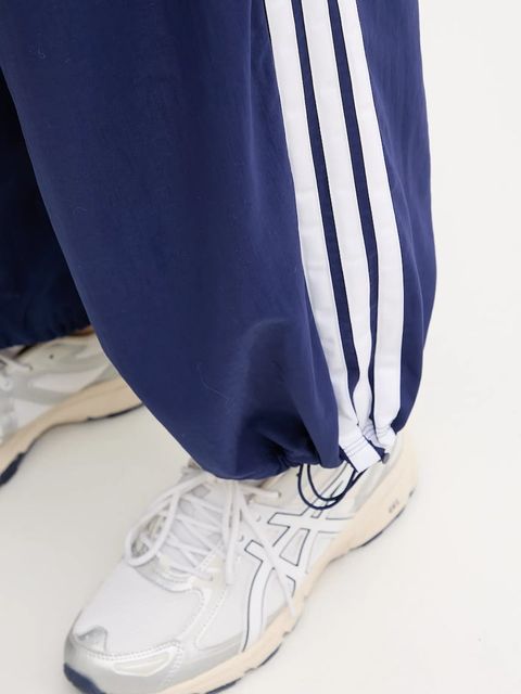 adidas spodnie dresowe Essentials damskie kolor granatowy z aplikacją JV5328