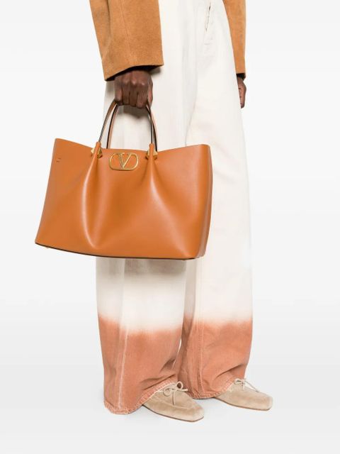 Valentino Garavani V-Logo stud leather tote bag - Neutrals - zdjęcie produktu nr 2