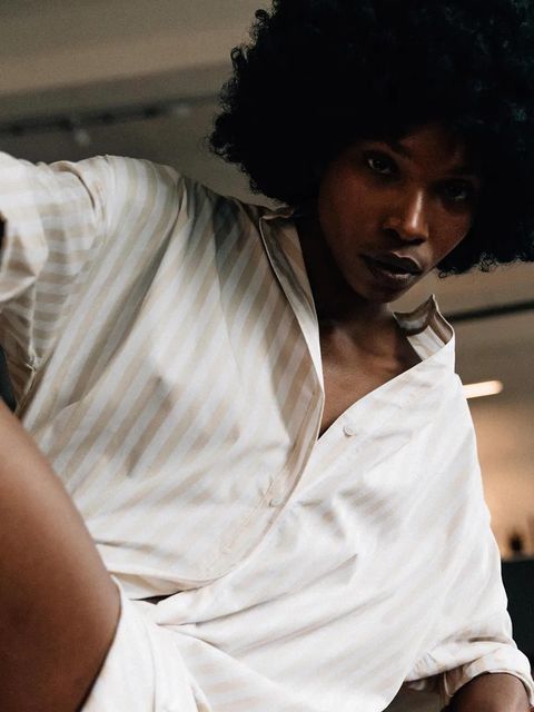 MUUV. sukienka kolor beżowy mini oversize - zdjęcie produktu nr 2