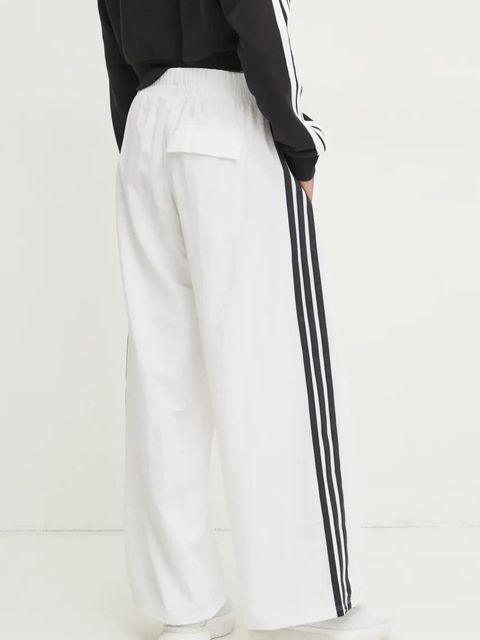 adidas spodnie dresowe Essentials kolor beżowy z aplikacją JE1307 - zdjęcie produktu nr 2