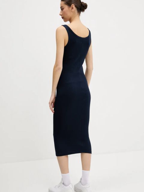 Tommy Jeans sukienka bawełniana kolor granatowy midi dopasowana DW0DW19477