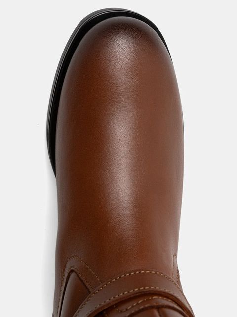 Tommy Hilfiger kozaki skórzane TH BUCKLE RIDING LTHR LONG BOOT damskie kolor brązowy na płaskim obcasie FW0FW08873
