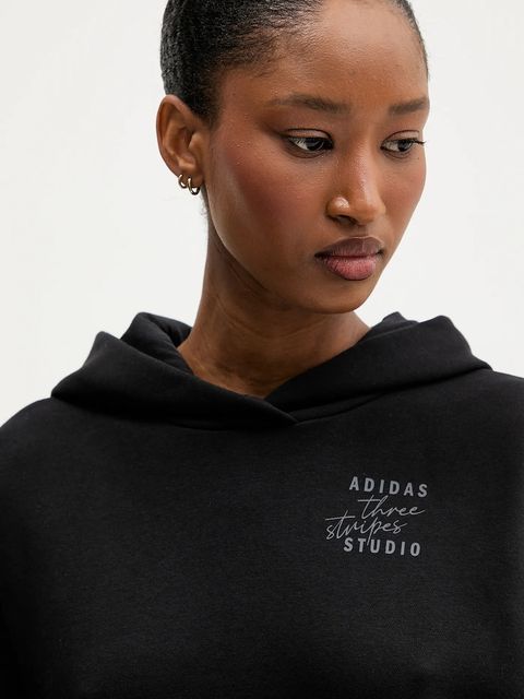 adidas bluza damska kolor czarny z kapturem z nadrukiem KT0878