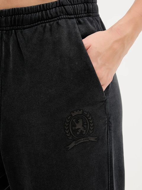 Tommy Jeans spodnie dresowe bawełniane damskie kolor czarny z nadrukiem DW0DW21702