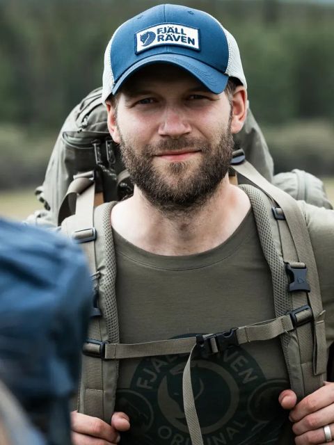 Fjallraven czapka z daszkiem Langtradarkeps kolor granatowy z aplikacją F13100182