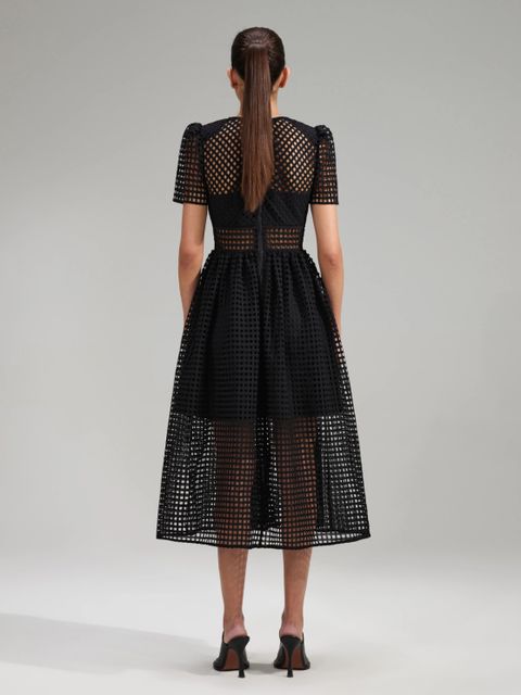 SELF PORTRAIT - Czarna ażurowa sukienka midi