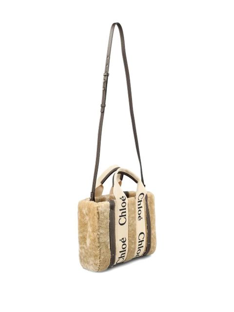 Chloé shearling logo-plaque tote bag - Neutrals