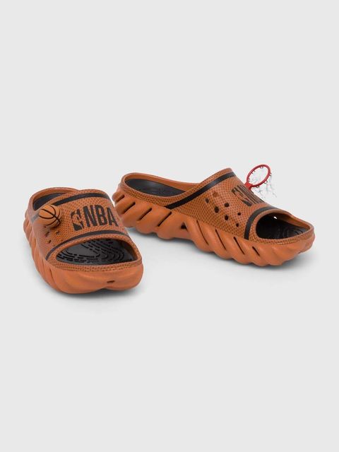 Crocs klapki NBA Echo Slide kolor pomarańczowy 209791