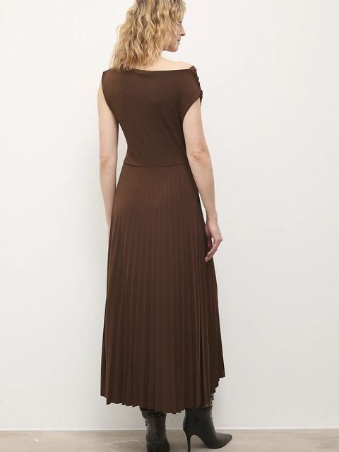 Answear.LAB sukienka kolor brązowy midi rozkloszowana