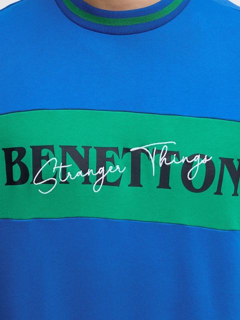 United Colors of Benetton bluza bawełniana x Stranger Things kolor niebieski z nadrukiem 342ZU10BA