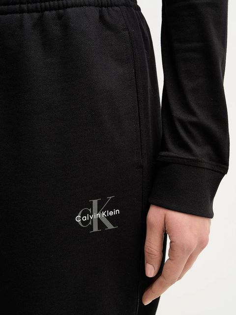 Calvin Klein Jeans spodnie dresowe damskie kolor czarny z nadrukiem LV047E826G