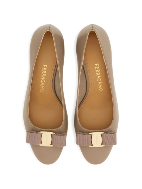 Ferragamo Vara bow block heel pumps - Neutrals