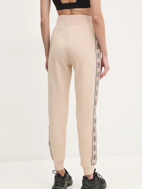 Guess spodnie dresowe BRITNEY kolor beżowy z aplikacją V2YB15 KB3P2