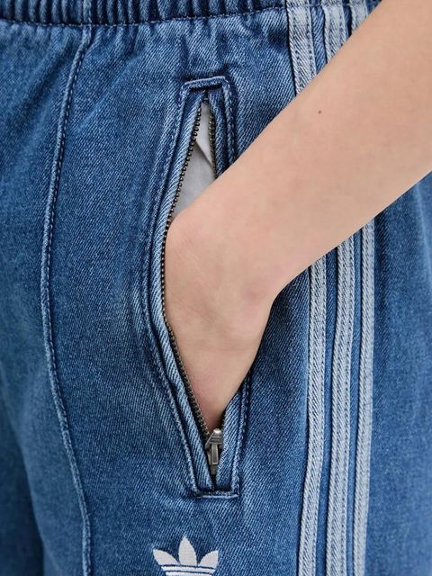 adidas Originals szorty jeansowe Firebird damskie kolor niebieski z aplikacją high waist JD2562