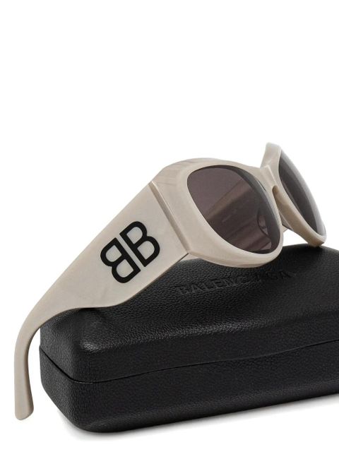 Balenciaga Eyewear Bossy oversized cat-eye sunglasses - Grey