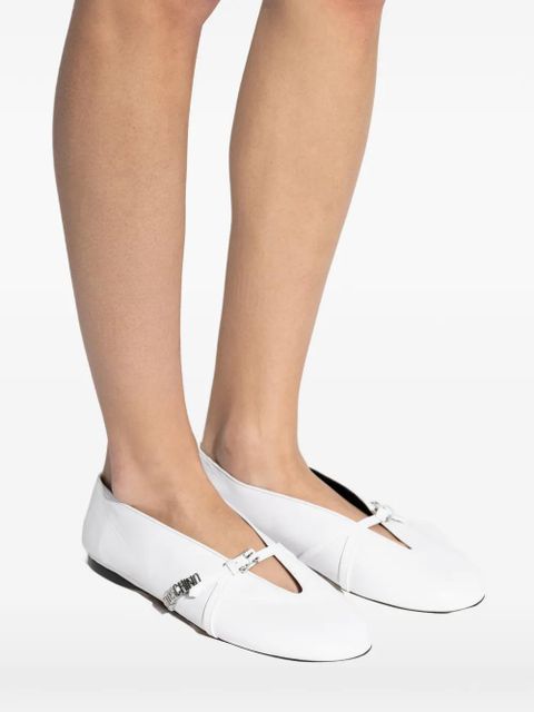 Moschino log-plaque leather ballet flats - White