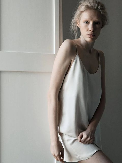 MUUV. sukienka FEU kolor beżowy mini rozkloszowana - zdjęcie produktu nr 2