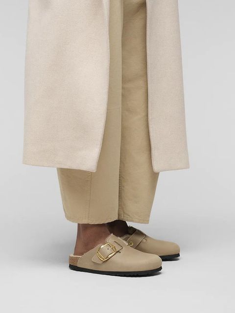 Birkenstock kapcie zamszowe Boston Big Buckle Shearling kolor beżowy 1030444