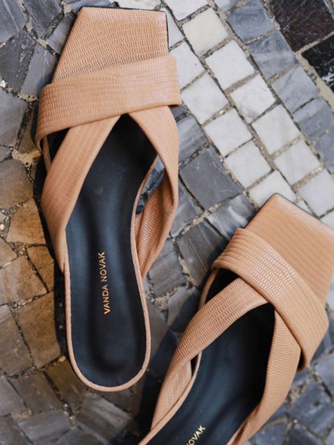 VANDA NOVAK - Klapki na małym obcasie Maya Beige