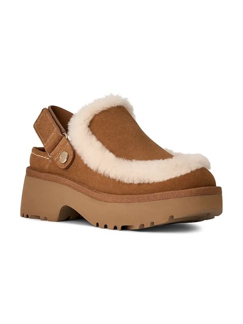 UGG klapki zamszowe Esmee Clog damskie kolor brązowy na platformie 1173331.CHE