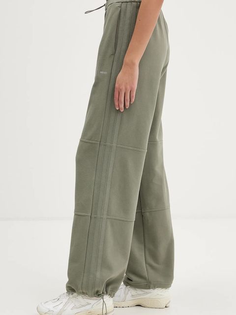 adidas spodnie dresowe bawełniane adidas x Moon Boot damskie kolor zielony gładkie JM1099