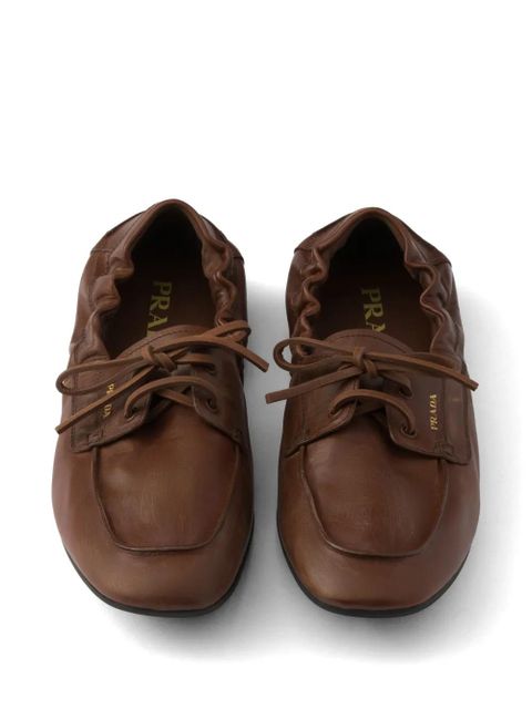 Prada shuffle antiqued leather boat shoes - Brown