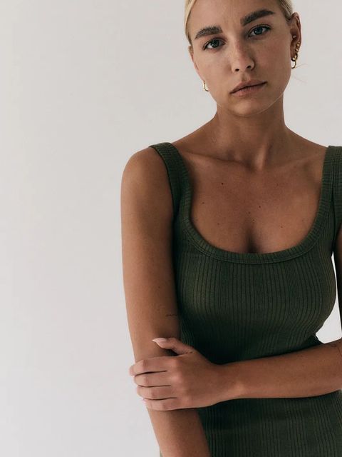 MUUV. sukienka sukienka długa FENDU kolor zielony midi dopasowana - zdjęcie produktu nr 2