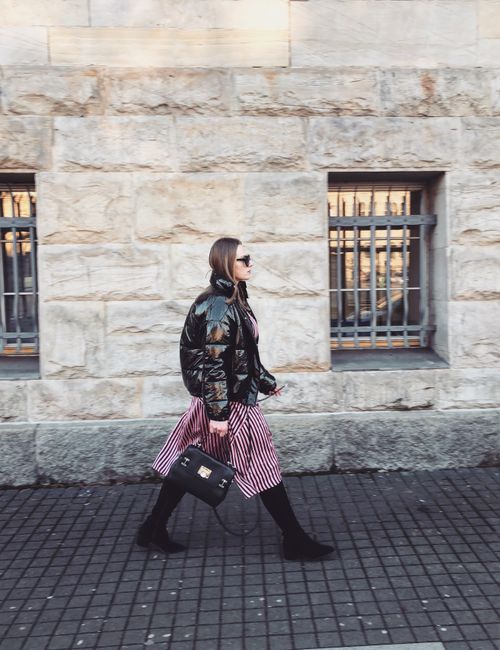 Sukienka w paski i vinylowa, sportowa kurtka