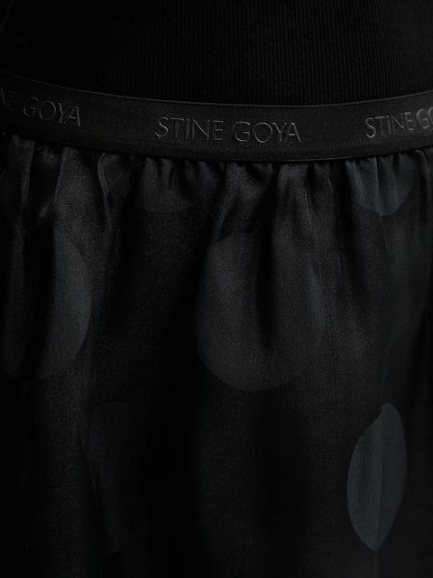 Stine Goya spódnica kolor czarny midi rozkloszowana SG-PS26-SK023-2460