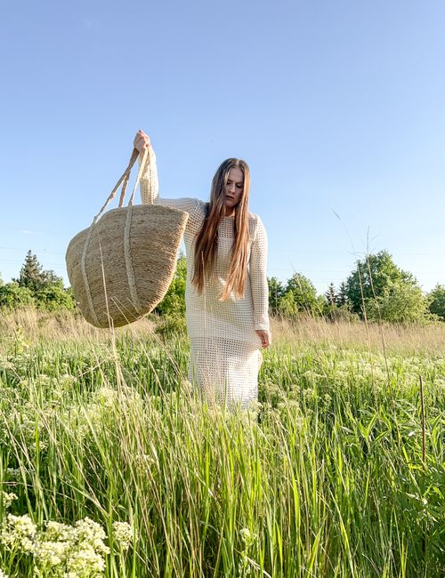 Biała sukienka maxi na lato