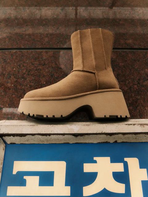 UGG buty zamszowe Classic Twin Seam New Heights damskie kolor brązowy na platformie lekko ocieplone 1158313-CHE