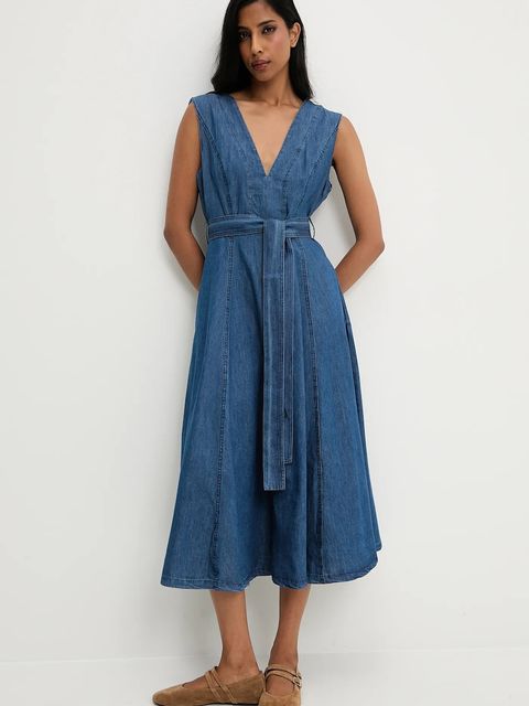 Answear.LAB sukienka jeansowa kolor niebieski midi rozkloszowana - zdjęcie produktu nr 1