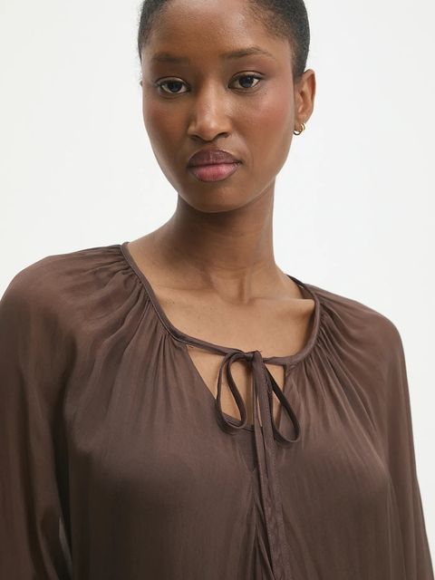 Answear.LAB sukienka z jedwabiem kolor brązowy maxi rozkloszowana